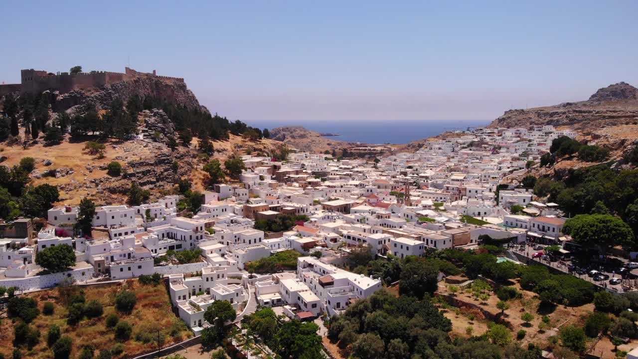 pueblo griego encalado de lindos en la isla de rodas, grecia