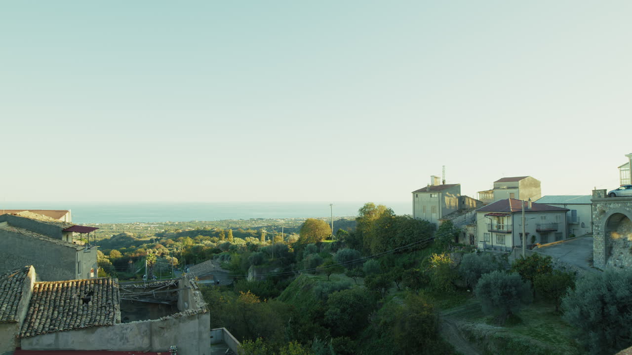 vista panorámica de una antigua ciudad en calabria