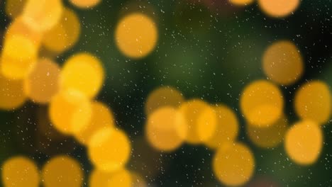 animación de luces amarillas de navidad con nieve cayendo sobre el verde