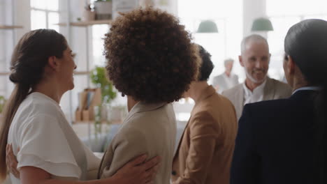 personas de negocios felices celebrando victorias corporativas exitosas colegas abrazándose en reuniones de oficina disfrutando del éxito ganador del trabajo en equipo