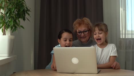 la abuela con la nieta usan el portátil aprenden a contar juntos en casa