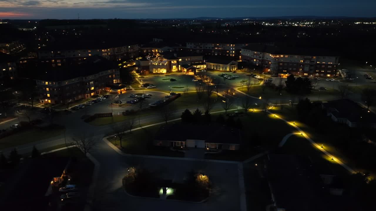 밤에 미국에 있는 대규모 은퇴자 커뮤니티와 집의 넓은 공중 설정 샷