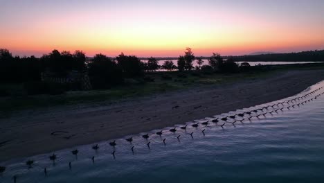 vuelo aéreo de drones sobre el mar de color púrpura y la isla de kinmen 金門 quemoy durante la hora de la puesta del sol, taiwán