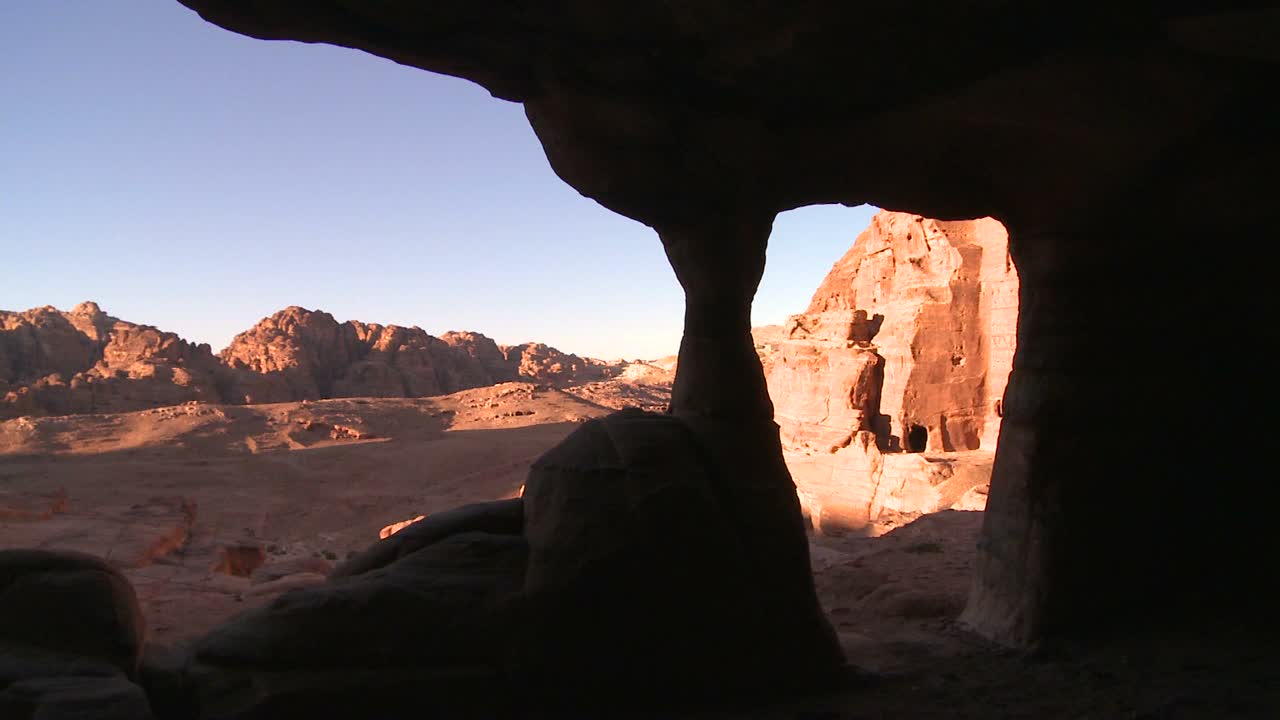 Una vista desde una cueva enmarca las antiguas ruinas nabateas de Petra, Jordania