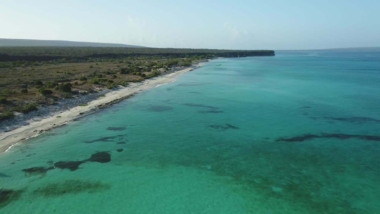 자라구아 국립공원에서 저고도 드론 비행, 아름다운 아침에 맑은 물을 강조