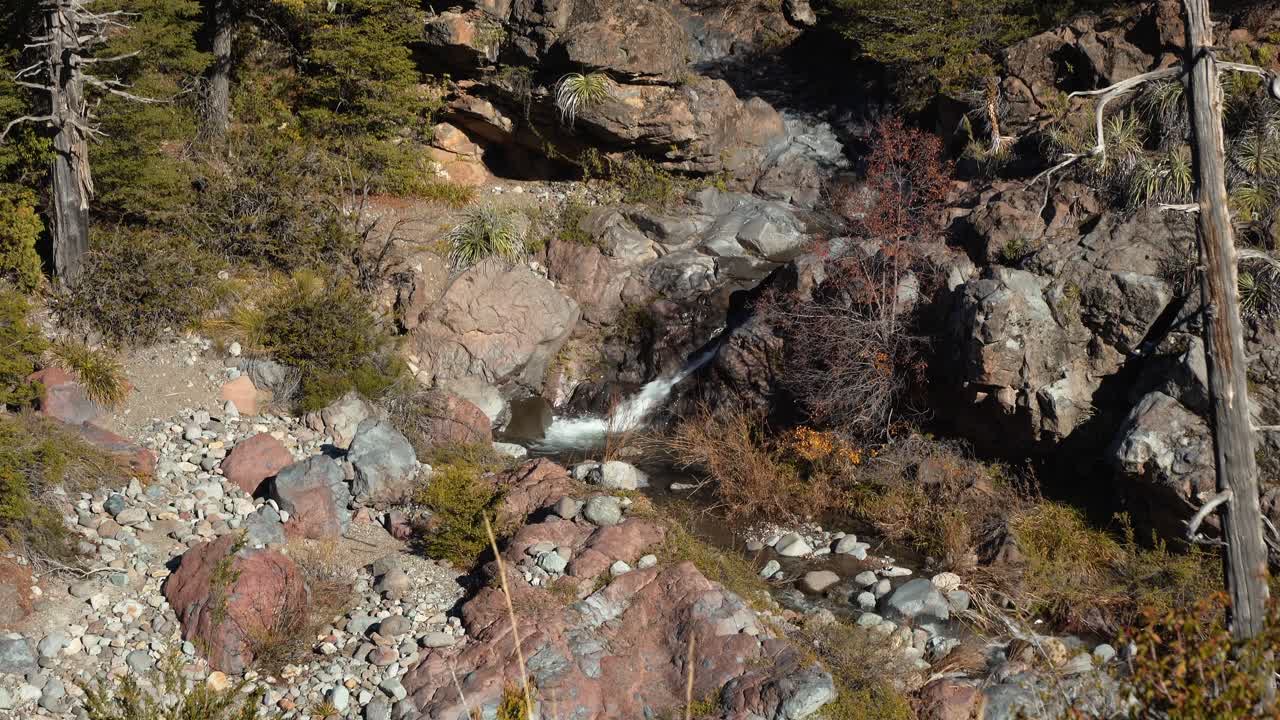 vista de un pequeño salto del río claro en el parque nacional radal 7 tazas de chile.
