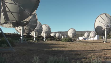 un lapso de tiempo de satélites girando simultáneamente mientras buscan en los cielos vida extraterrestre