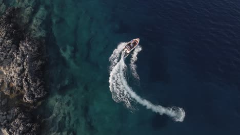 barco haciendo círculos justo en la orilla de una pequeña isla