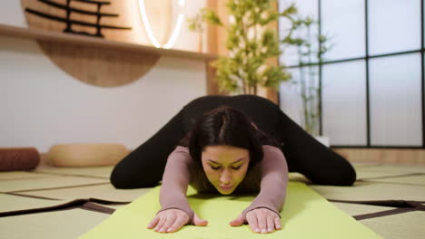 mujer haciendo yoga en el interior