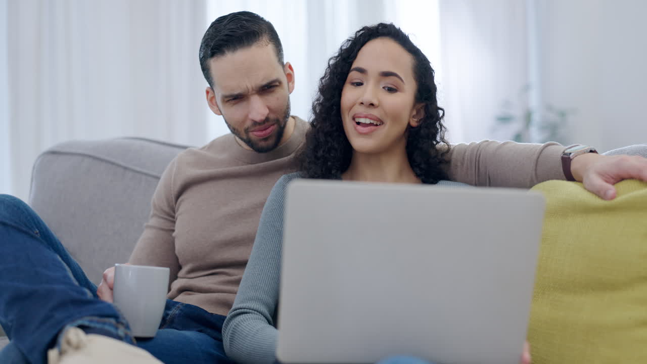 pareja, película y portátil en casa con transmisión