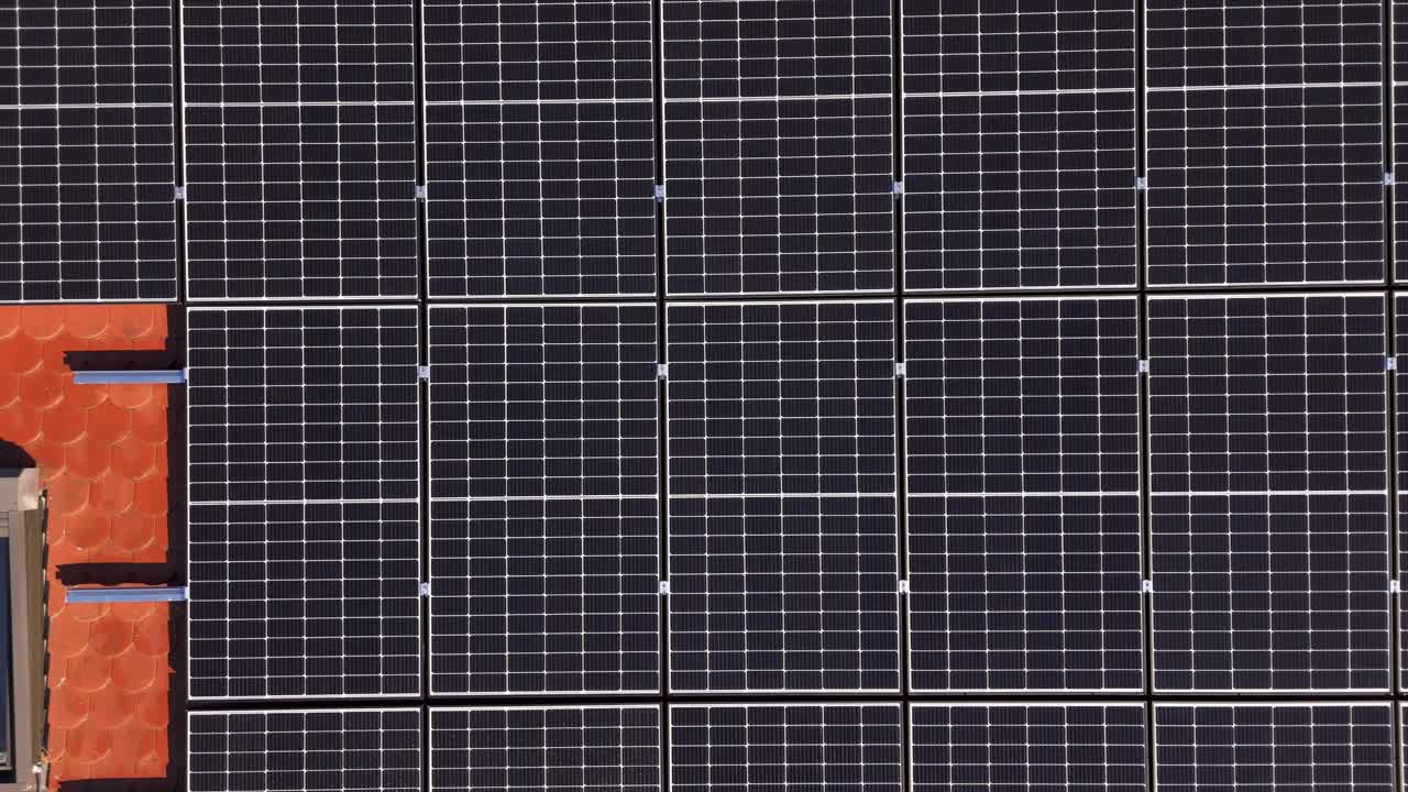 Vista dall'alto di un sistema di pannelli solari fotovoltaici su un tetto - Ripresa con drone