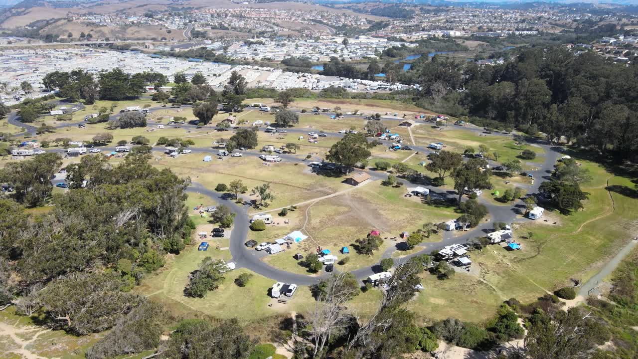 sobre el campamento de north beach en california, capturando su vibrante ambiente diurno, pintorescos campamentos y un impresionante telón de fondo de montaña