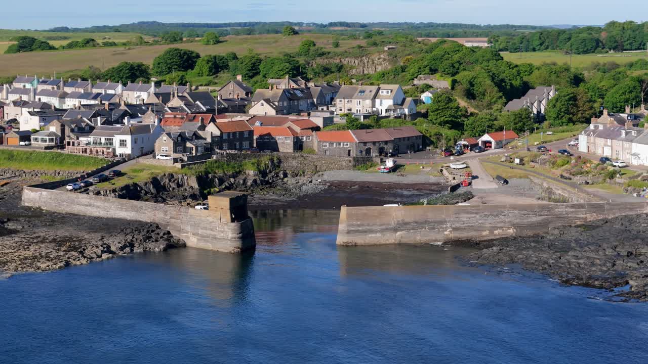 Riprese drone del villaggio portuale di Craster nel Northumberland in una mattina d'estate