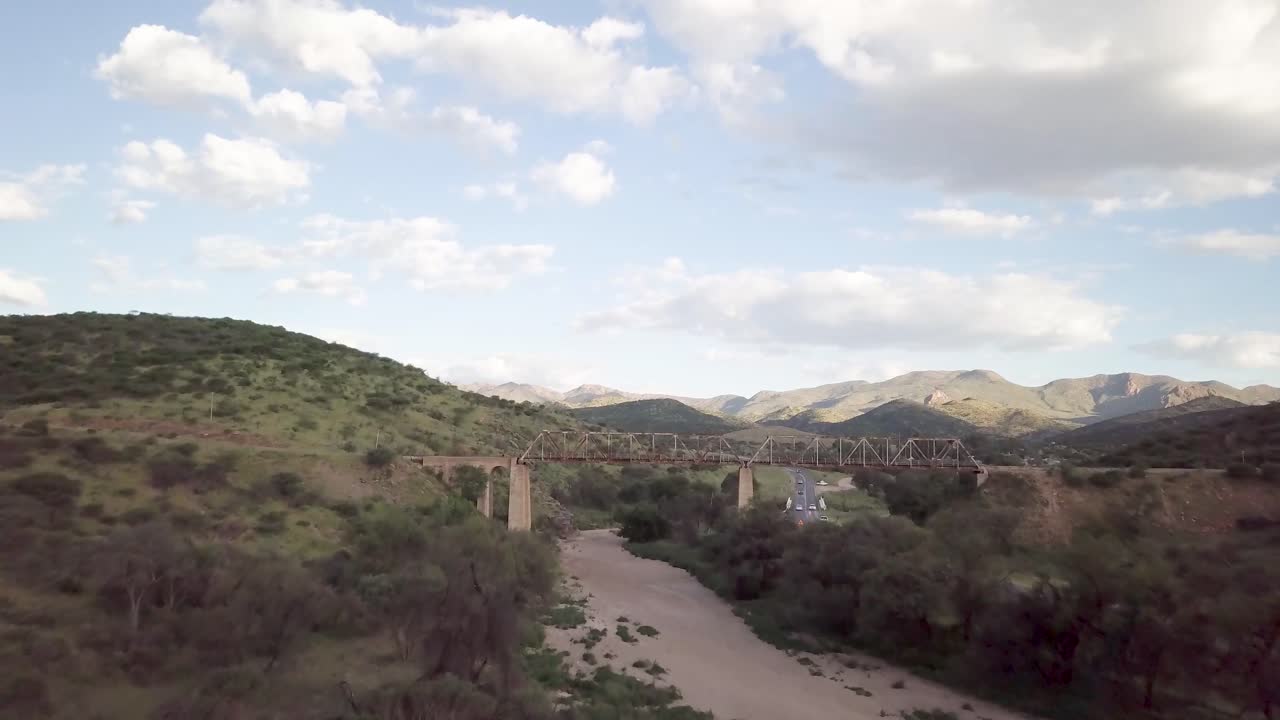 vista aérea de un puente de tren frente a la cordillera de auas en windhoek, namibia