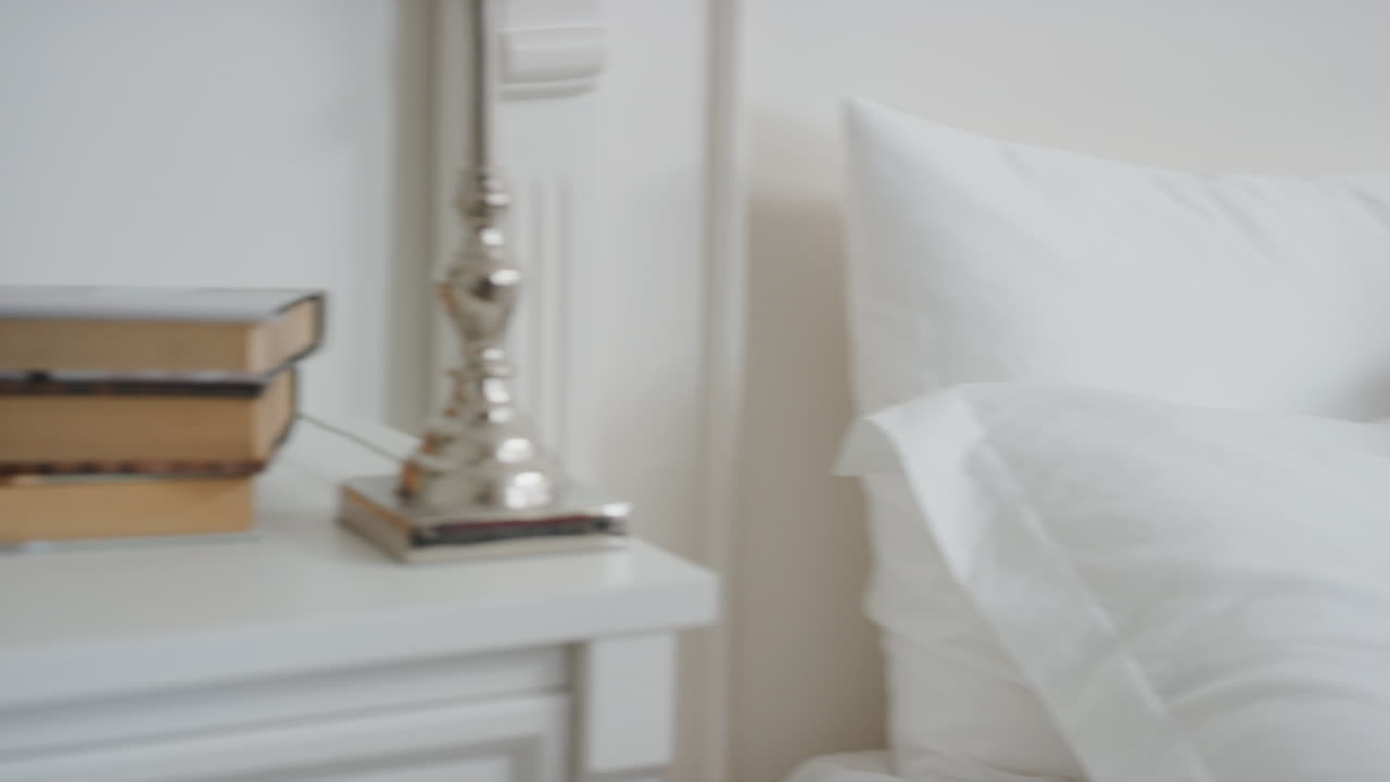 행복한 아시아 아이들이 침대에 뛰어드는 작은 소녀와 그녀의 동생이 깨어나는 어머니와 아버지는 주말에 집에서 아이들과 함께 놀이하는 아침을 즐기고 있습니다 4k 영상