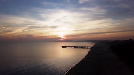 Imágenes-De-Drones-De-Un-Amanecer-Sobre-El-Mar