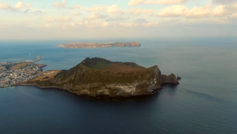 vista panorámica de seongsan ilchulbong drone en 4k