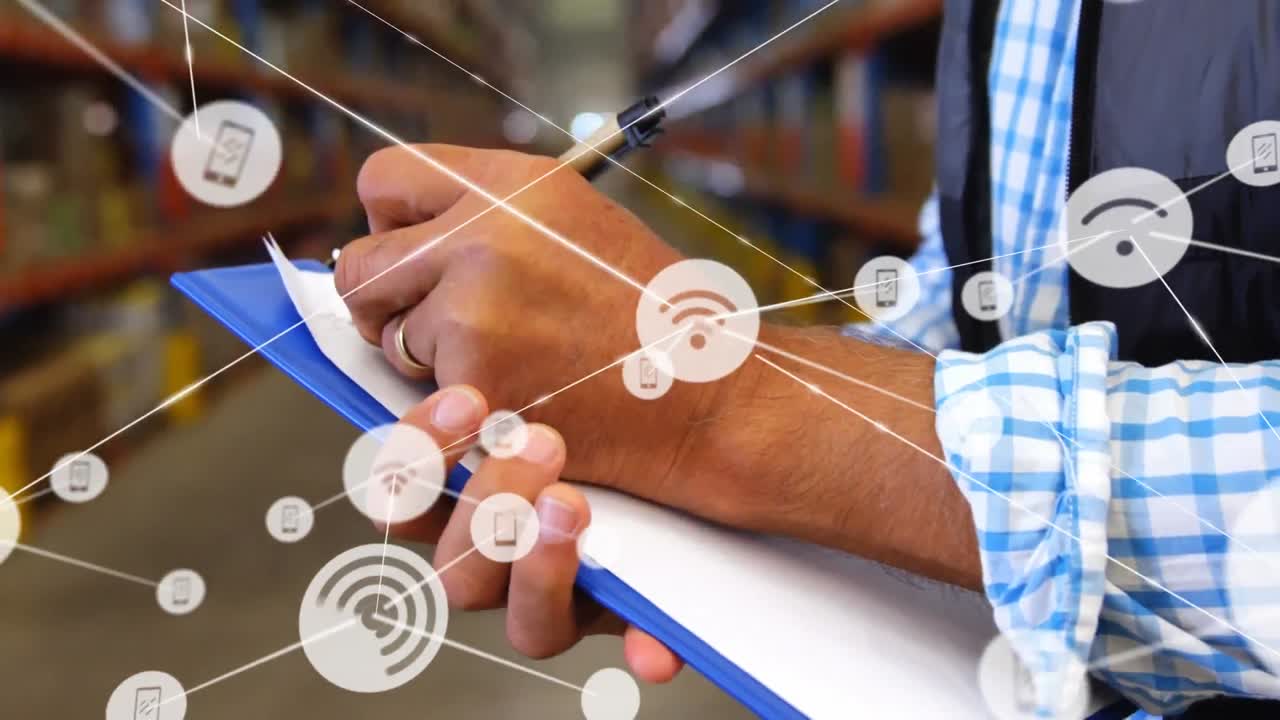 animación de redes de conexiones con iconos sobre el hombre que trabaja en el almacén