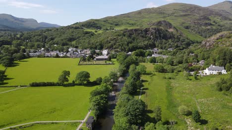 Río-Glaslyn-Beddgelert-Pueblo-En-Snowdonia-Gales-Reino-Unido-Imágenes-Aéreas-Verano-4k