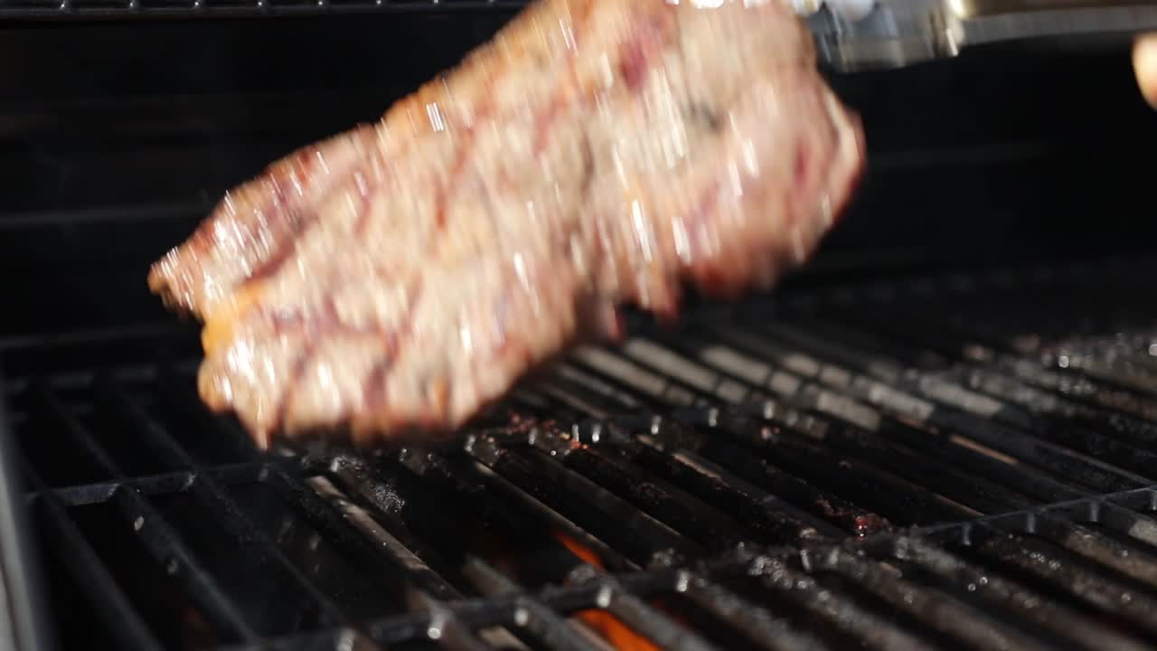 야외 그릴 슬로우 모션에서 스테이크 굽기