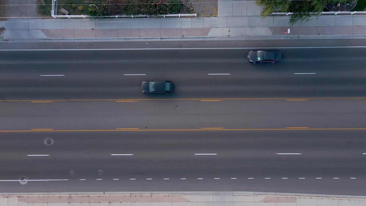 도시 도로를 달리는 자동차, 공중 조감도, 슬로우 모션