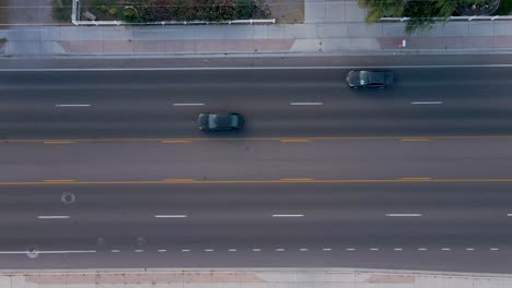 vehículos automóviles circulando por la carretera de la ciudad, vista aérea de pájaro, cámara lenta