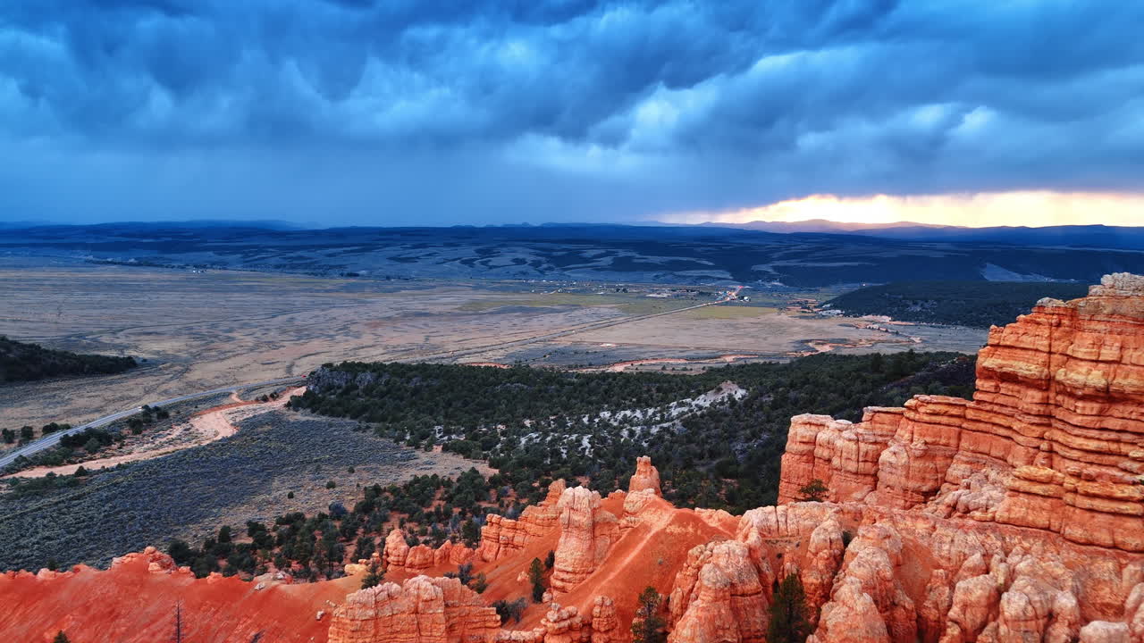 Các cột đá đỏ ở Utah, Hoa Kỳ. Cảnh quay drone trên những hẻm núi ngoạn mục tiến gần thung lũng rộng lớn với những đám mây ấn tượng trên bầu trời