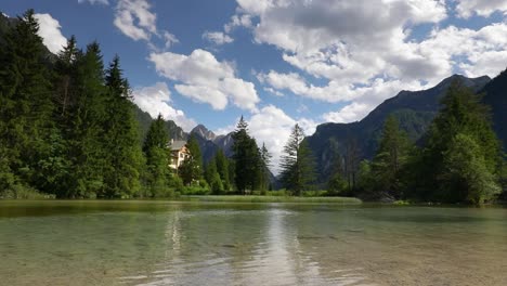 Lago-Dobbiaco-En-Los-Dolomitas,-Italia