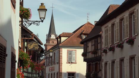 Bergheim,-Eine-Charmante-Stadt-Im-Herzen-Der-Elsässischen-Weinberge,-Liegt-Inmitten-Einer-Angenehmen,-Hügeligen-Landschaft.