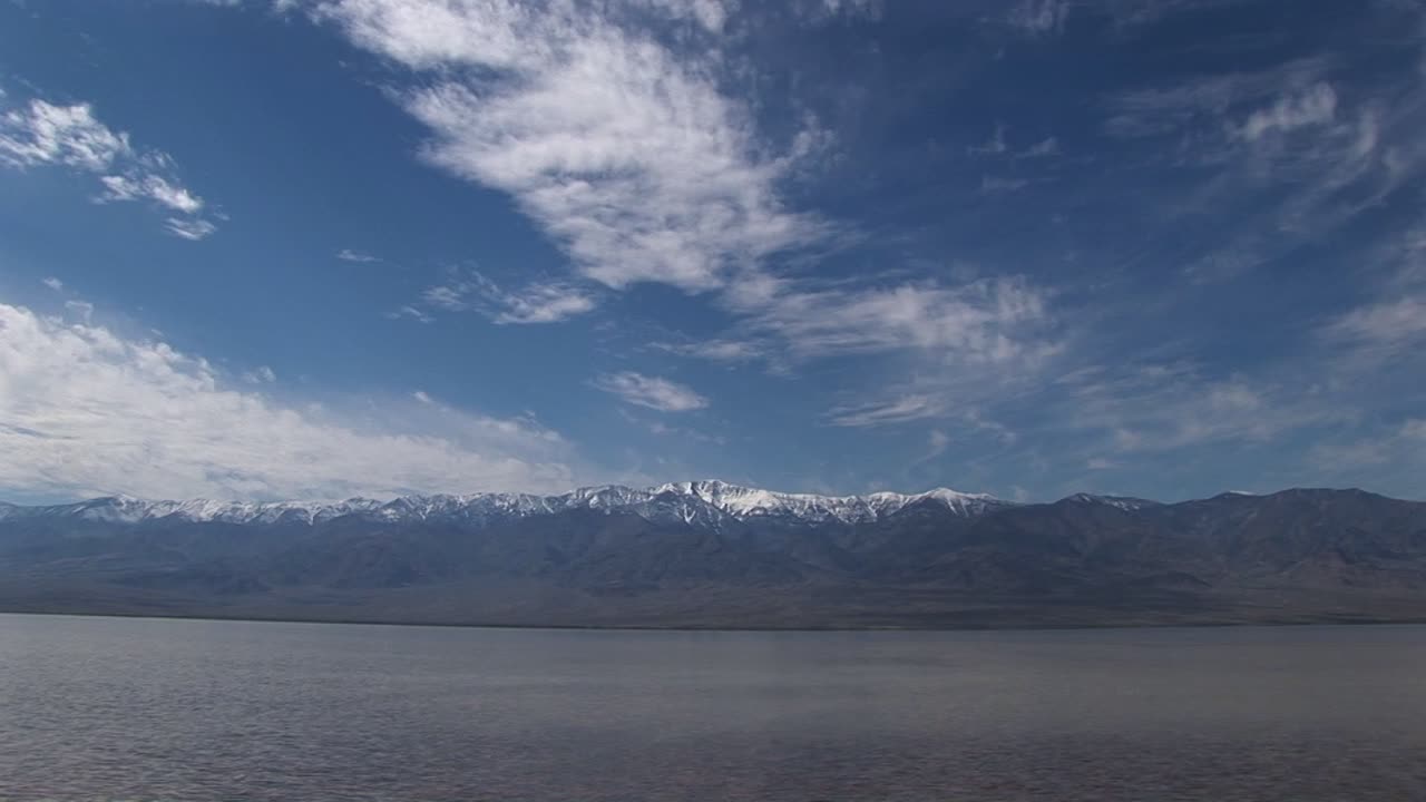 longshot del lago badwater con las montañas owlshead en el horizonte en el parque nacional del valle de la muerte