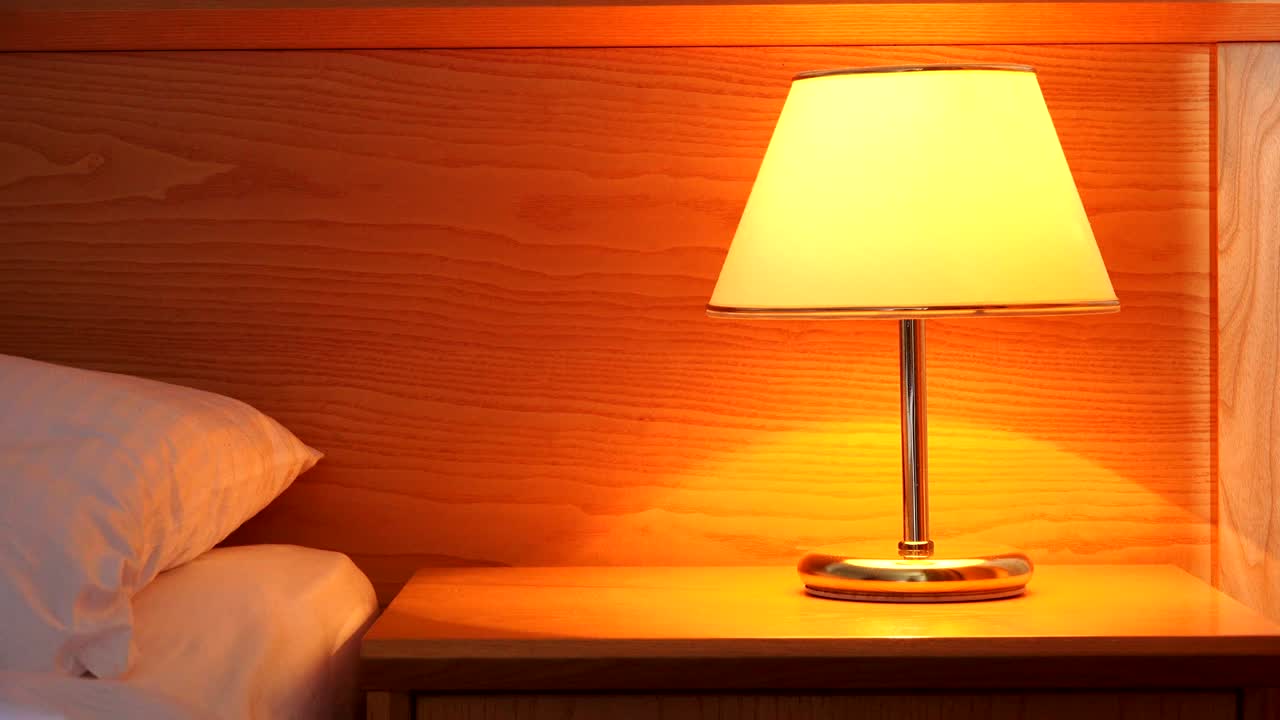 호텔 방 의 나이트 테이블 에 있는 램프
