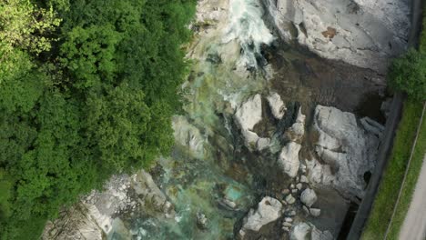 Río-Serio-Con-Sus-Cristalinas-Aguas-Verdes,-Bergamo,-Valle-Seriana,-Italia