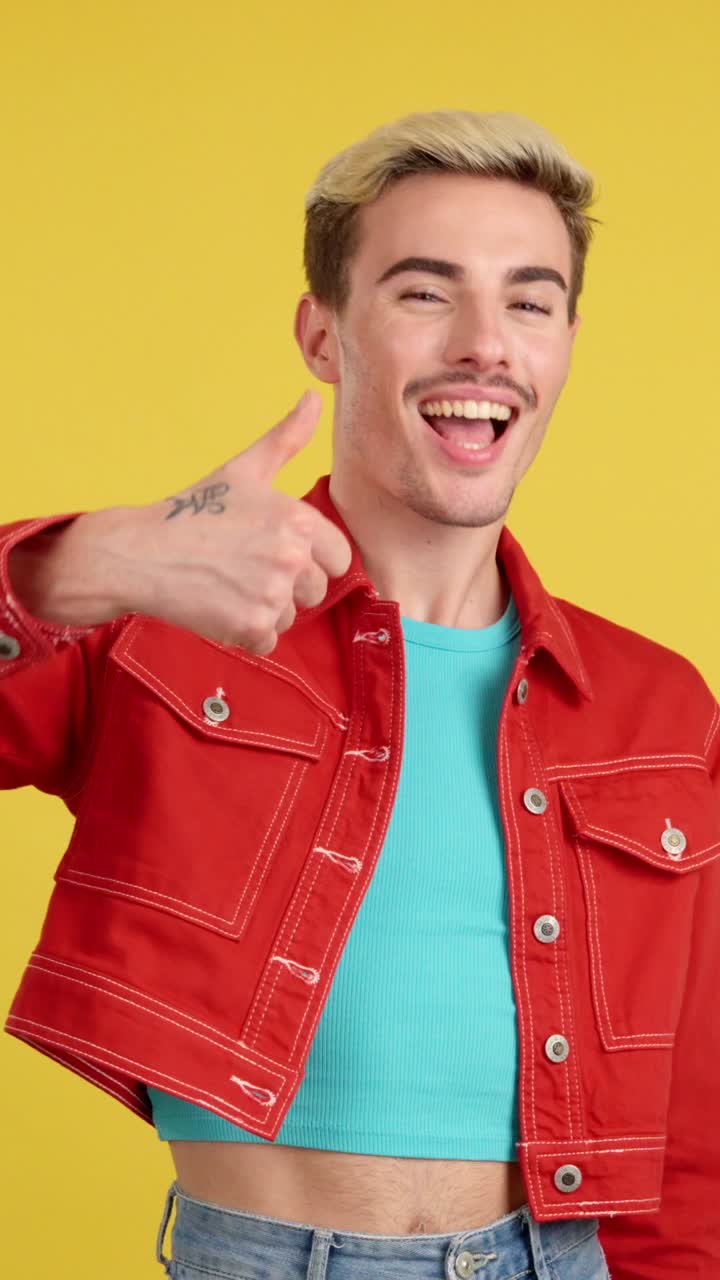 Hombre dando pulgares arriba