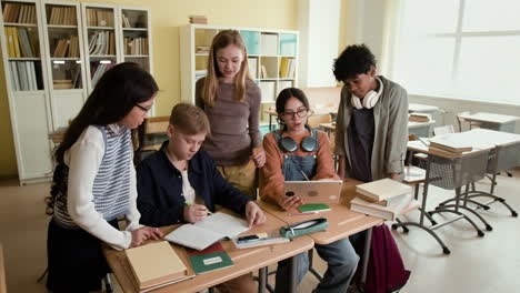 students collaborating and studying together in a classroom
