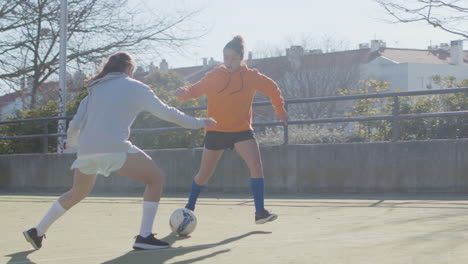 mädchen im teenageralter, die fußball spielen