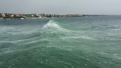 Ciudad-De-Estoril-Vista-Desde-La-Costa,-Con-Agua-Azul-Y-Verde-Del-Océano