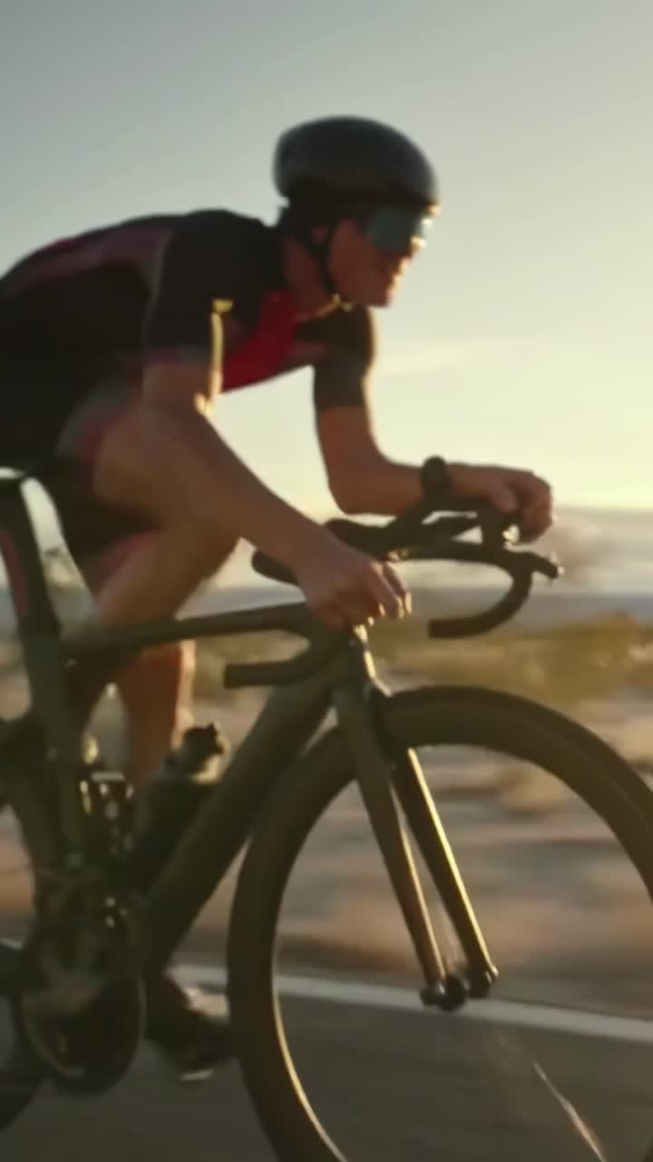 Ciclista in bicicletta su strada aperta al tramonto