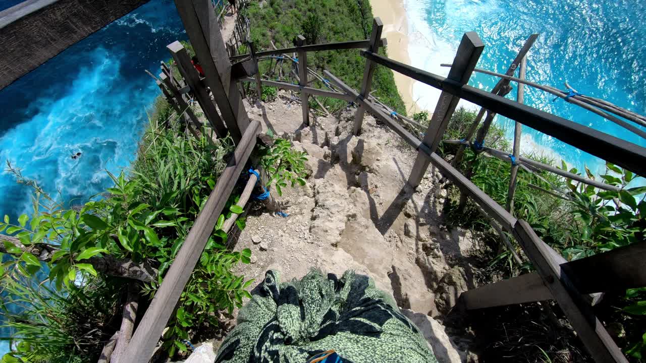 링킹 해변의 바다와 바위 전망을 가진 높은 산의 절벽으로 가는 오래된 바위 계단