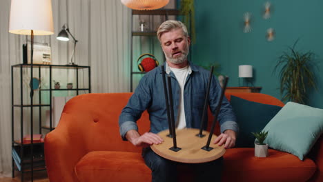 hombre acabando de montar muebles en casa en un nuevo apartamento, mesa exitosa recolectar reparación fijación