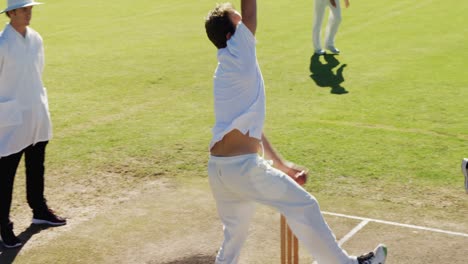 Bowler-Liefert-Ball-Während-Eines-Cricketspiels