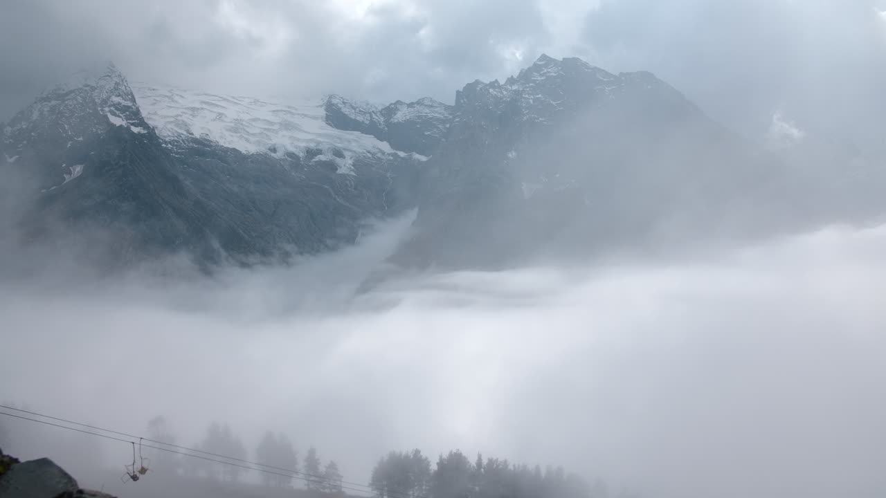 안개가 가득한 산악 풍경