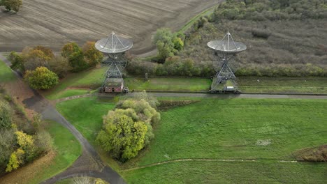 luftaufnahme der antennenanordnung am mullard radio astronomy observatory - ein 1-meilen-radioteleskop - rückwärtsflug