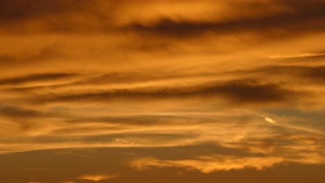 Wunderbarer-Zeitraffer-Von-Wolken,-Die-Sich-Bei-Sonnenuntergang-über-Den-Himmel-Bewegen