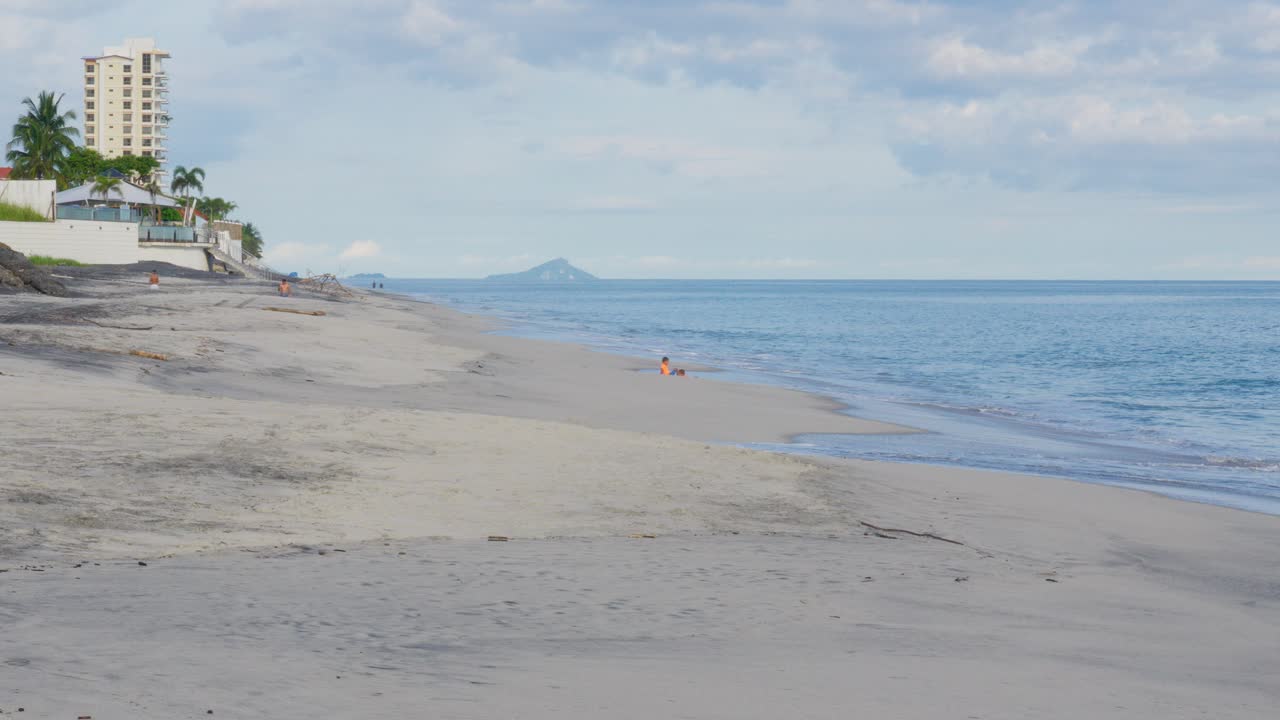 dos niños jugando en la playa