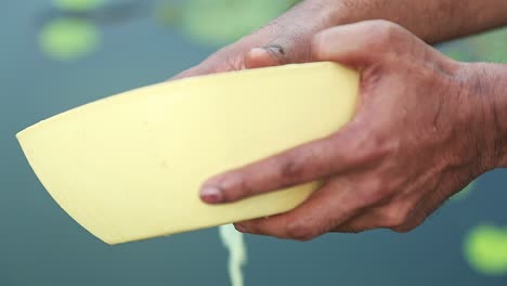 las almejas se lavan y se vierten en el fondo del río , lavando con las manos , drenar el agua de la carne