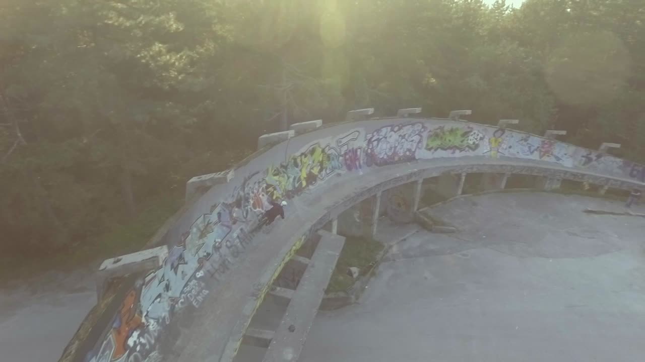 antena de drones de ciclistas que viajan rápido en una antigua pista olímpica de bobseld cerca de sarajevo bosnia 1
