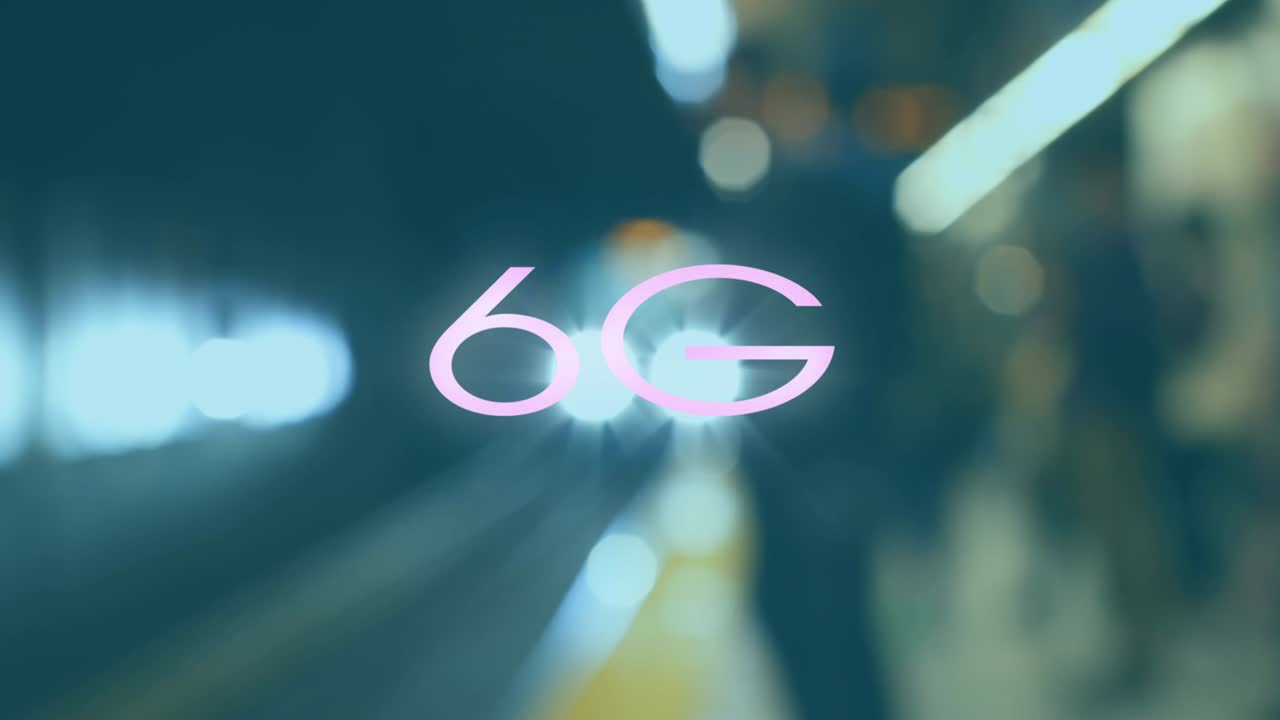 초점이 맞지 않는 6g 텍스트의 애니메이션 열차가 플랫폼에 접근합니다.