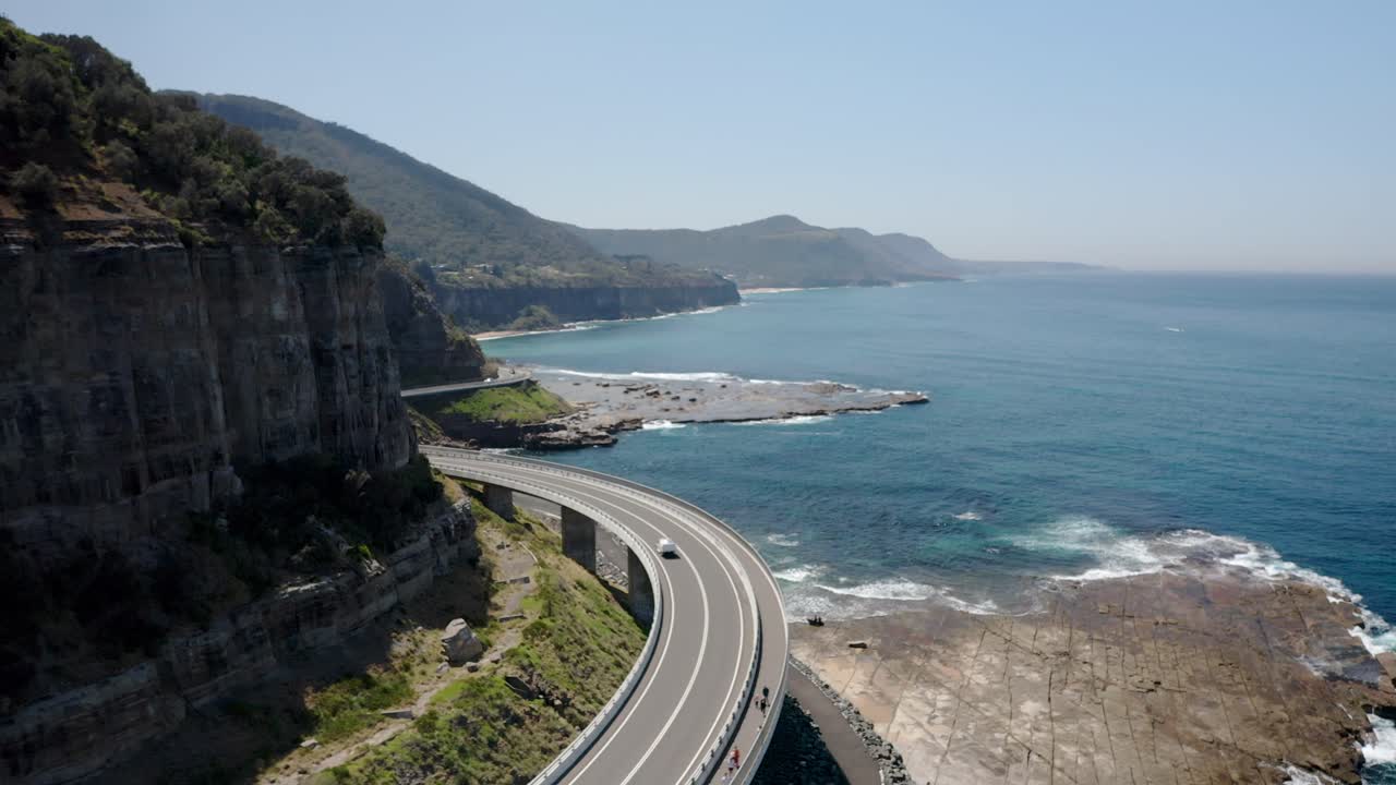 puente a lo largo del borde del acantilado con hermosas vistas al mar