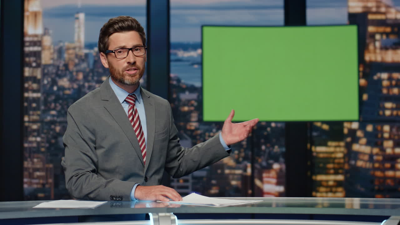reportero de noticias de última hora hablando en el frente chroma monitor clave estudio de televisión primer plano