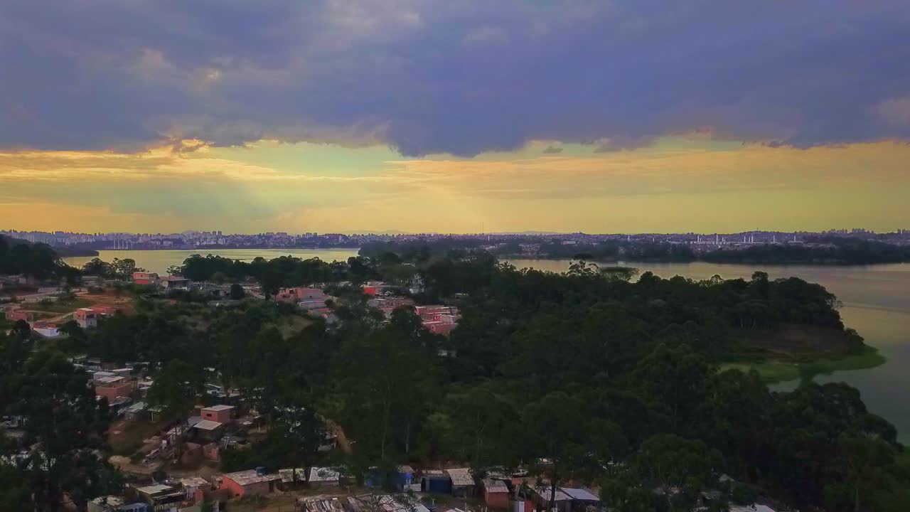 Veduta aerea che sorvola le favelas di San Paolo, Brasile, al tramonto